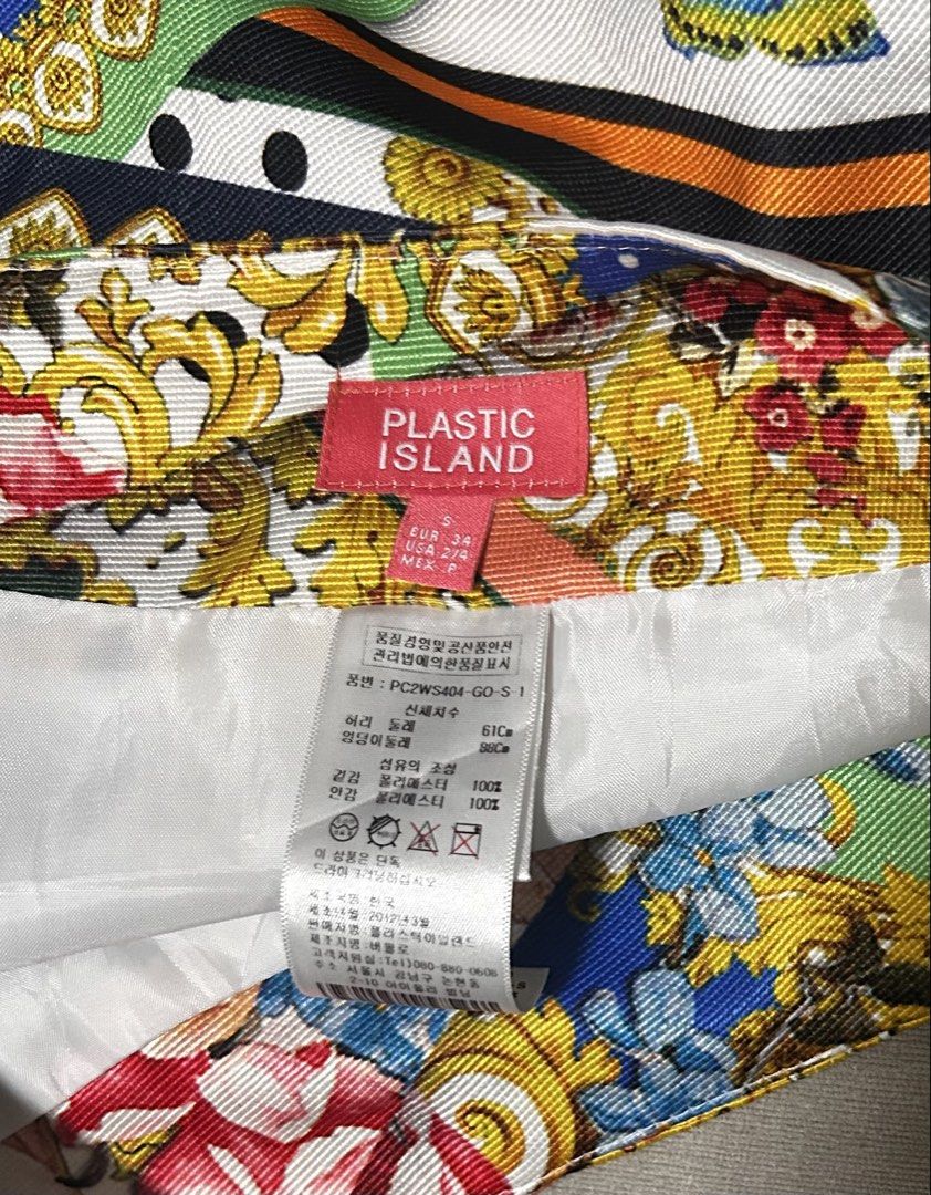 PLASTIC ISLAND (Category: Skirts) located in Davao. Submitted by sart0ria85 (Listing ID 1461537550, Image 2). Description: Vibrant floral and baroque printed mini skirt. 100% POLYESTER MADE IN KOREA 🇰🇷 SMALL. Size 4 EXCELLENT CONDITION (96/100).