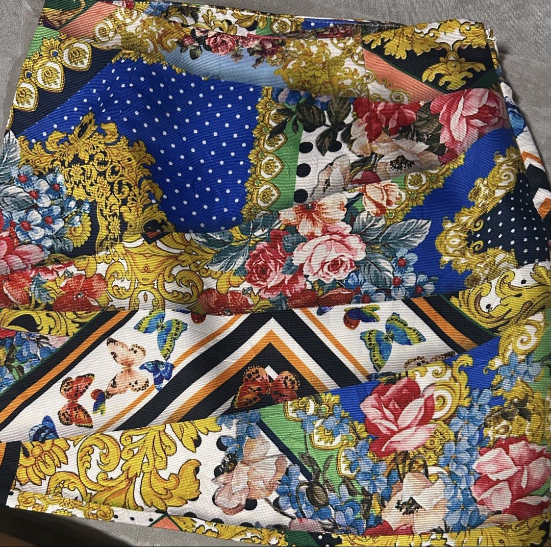 PLASTIC ISLAND (Category: Skirts) located in Davao. Submitted by sart0ria85 (Listing ID 1461537550, Image 3). Description: Vibrant floral and baroque printed mini skirt. 100% POLYESTER MADE IN KOREA 🇰🇷 SMALL. Size 4 EXCELLENT CONDITION (96/100).