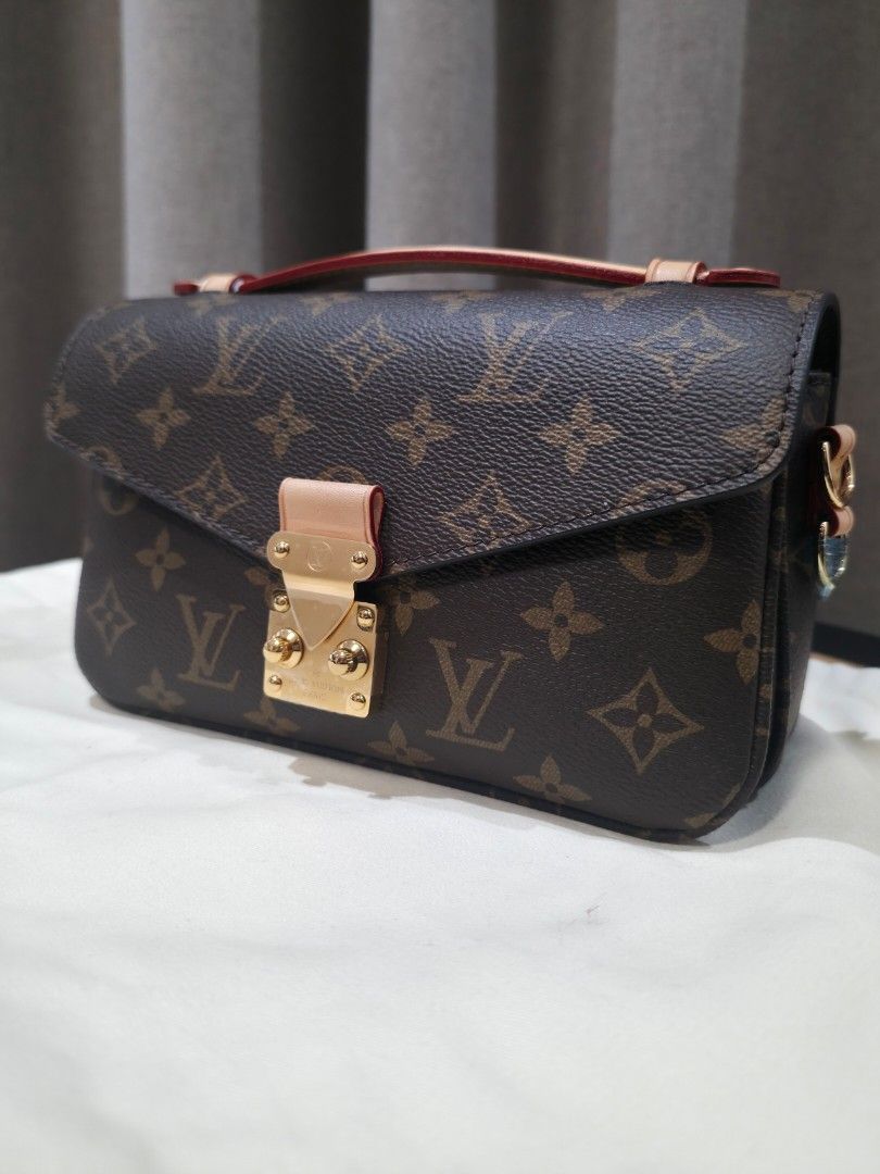 Pochette Metis East West - Scannable Microchip (Category: Shoulder Bags) located in Dasmarinas. Submitted by velourvaulte (Listing ID 1461324572, Image 2). Description: ✨ POUCHETTE METIS EAST WEST ✨ A sleek and versatile everyday piece with a compact silhouette that’s easy to carry from day to night. 🤎 Details: • East West style • Compact yet spacious interior • Adjustable strap • Top handle • Polished hardware • Perfect for everyday, travel & o