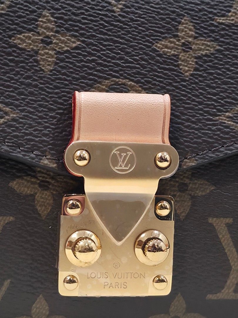 Pochette Metis East West - Scannable Microchip (Category: Shoulder Bags) located in Dasmarinas. Submitted by velourvaulte (Listing ID 1461324572, Image 3). Description: ✨ POUCHETTE METIS EAST WEST ✨ A sleek and versatile everyday piece with a compact silhouette that’s easy to carry from day to night. 🤎 Details: • East West style • Compact yet spacious interior • Adjustable strap • Top handle • Polished hardware • Perfect for everyday, travel & o