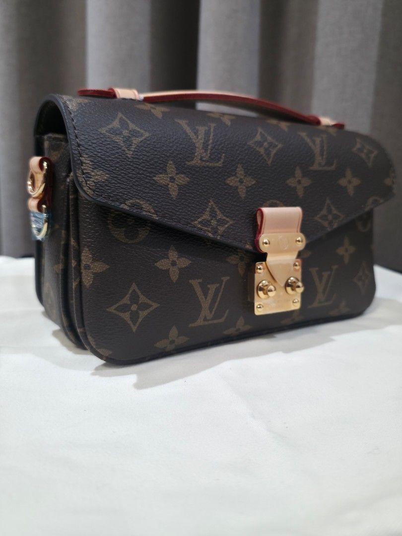 Pochette Metis East West - Scannable Microchip (Category: Shoulder Bags) located in Dasmarinas. Submitted by velourvaulte (Listing ID 1461324572, Image 1). Description: ✨ POUCHETTE METIS EAST WEST ✨ A sleek and versatile everyday piece with a compact silhouette that’s easy to carry from day to night. 🤎 Details: • East West style • Compact yet spacious interior • Adjustable strap • Top handle • Polished hardware • Perfect for everyday, travel & o