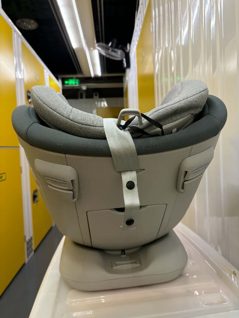 POLED ALL AGE 360 Car Seat (Category: Car Seats) located in Mandaluyong City. Submitted by Love.Boutique (Listing ID 1461468032, Image 3). Description: - Before 40k Bago pa po. Hindi nagamit. + car cover - POLED 360 Car Seat - Color: Grey and Dark Grey - Features 360-degree swivel - Adjustable headrest and harness for growing children - Comes with infant inserts - Suitable for all stages of your child's growth - Prioritizes safety.