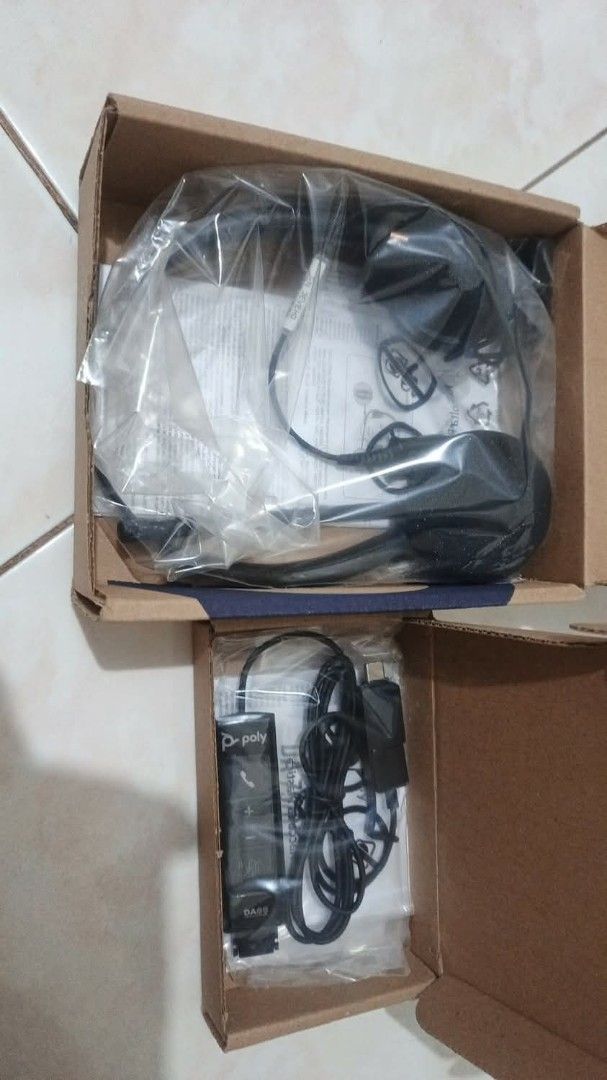 Poly Plantronics EncorePro 520 Headset with DA85 USB Adapter (Category: Headphones & Headsets) located in Muntinlupa City. Submitted by dvnovrstrt (Listing ID 1461437515, Image 2). Description: - Plantronics EncorePro 520 Headset - Binaural design (covers both ears) - Includes DA85 USB adapter - Ideal for calls and online meetings - All original packaging included - Ready for a new owner.