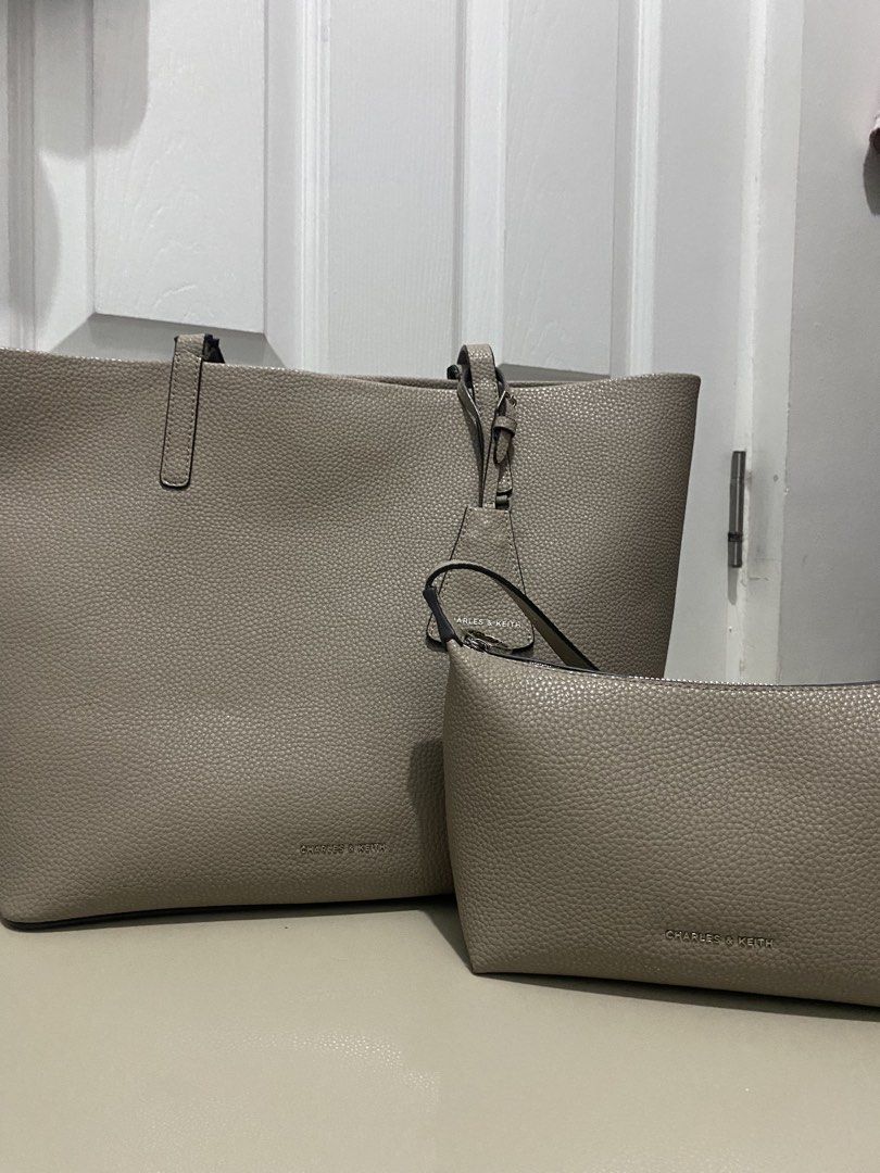 PRELOVED | Original C&K Beryl Tote bag (Category: Tote Bags) located in Manila. Submitted by aaannariii_ (Listing ID 1461532503, Image 1). Description: Preloved | Original C&K Beryl bag - Look at the pictures for issues - Small pouch bag is included.