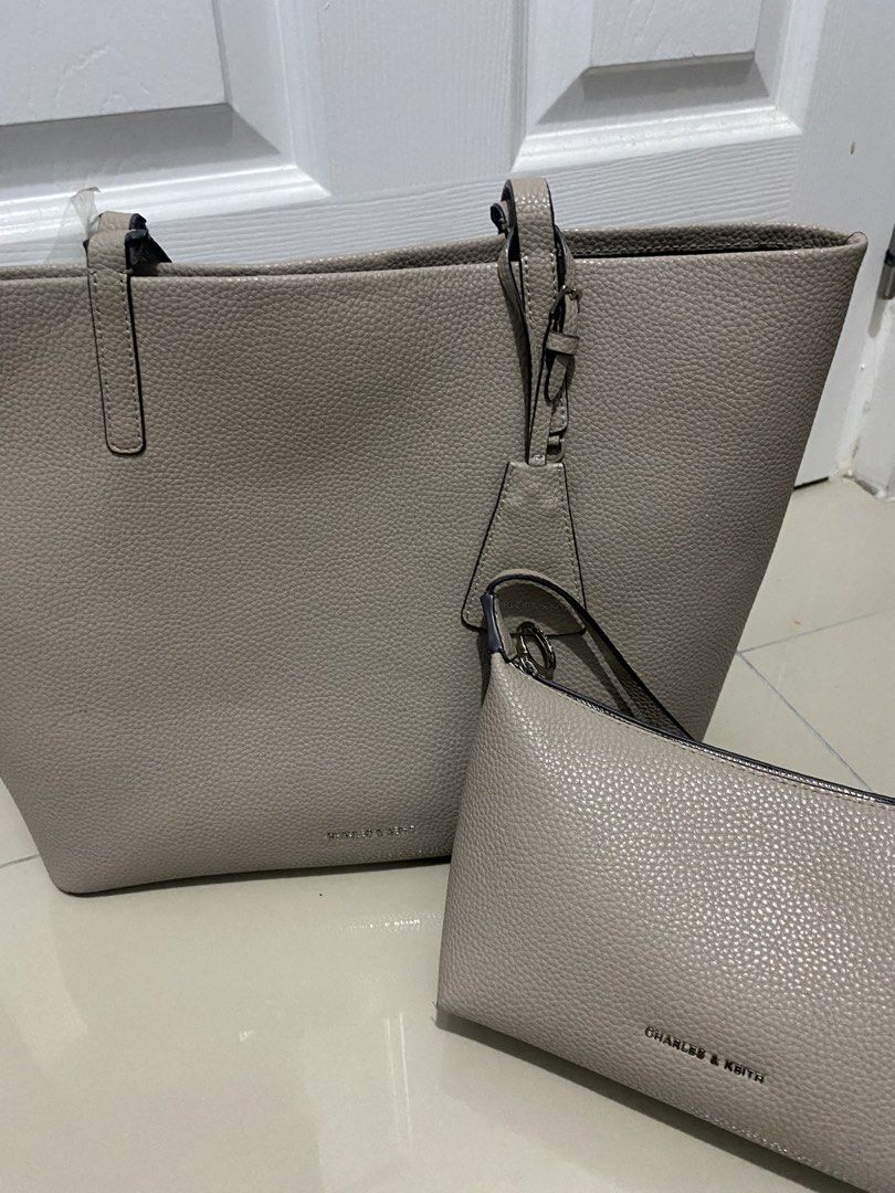 PRELOVED | Original C&K Beryl Tote bag (Category: Tote Bags) located in Manila. Submitted by aaannariii_ (Listing ID 1461532503, Image 2). Description: Preloved | Original C&K Beryl bag - Look at the pictures for issues - Small pouch bag is included.