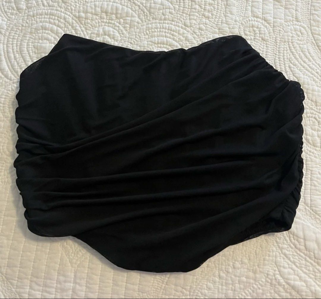 Preloved corset top - small to med (Category: Sleeveless) located in Pasig City. Submitted by kyleannxx (Listing ID 1461463948, Image 1). Description: Preloved corset top - 99 pesos only Fits small to medium Ganda nyan 🫶🏻.