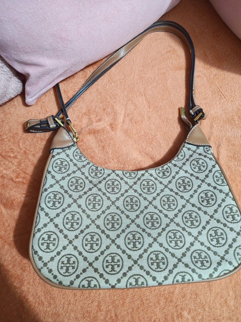 Preloved shoulder bag (Category: Shoulder Bags) located in Taguig. Submitted by voxsummer88 (Listing ID 1461491665, Image 3). Description: like new preloved shoulder bag medium size.