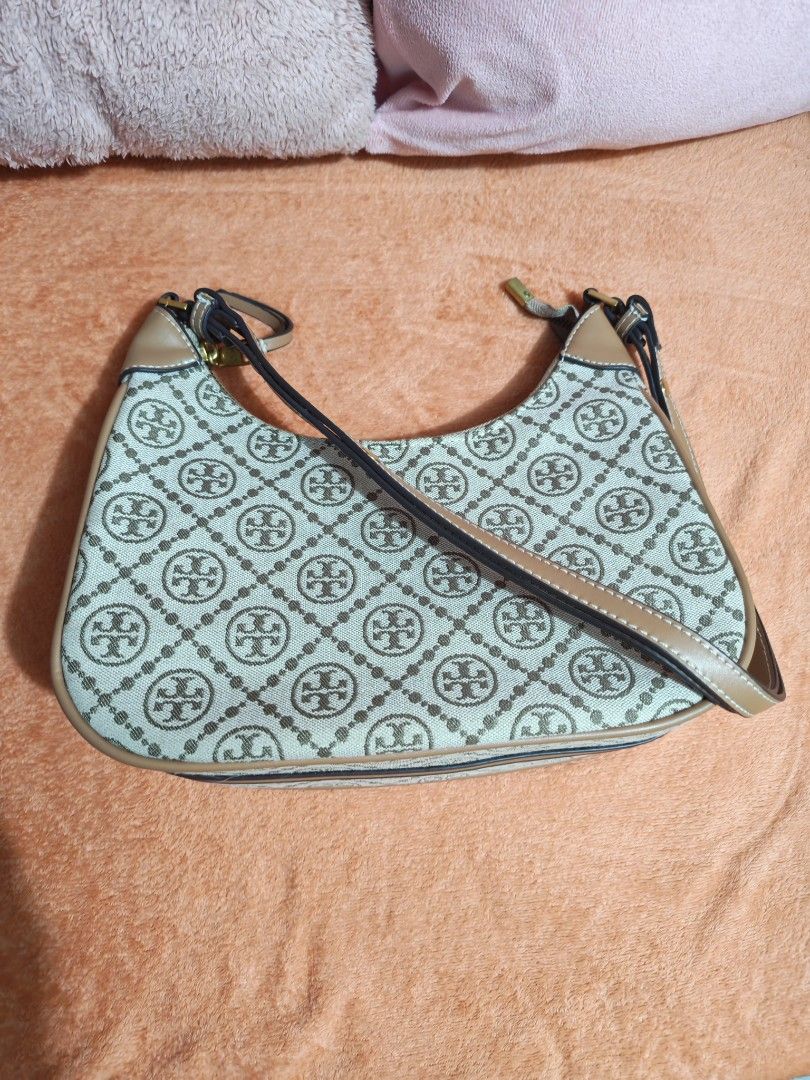Preloved shoulder bag (Category: Shoulder Bags) located in Taguig. Submitted by voxsummer88 (Listing ID 1461491665, Image 1). Description: like new preloved shoulder bag medium size.