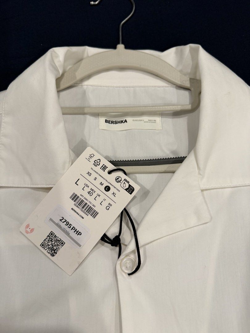 Printer Polo (BERSHKA) (Category: Tshirts & Polo Shirts ) located in Manila. Submitted by kx.declutter (Listing ID 1461344050, Image 3). Description: FOR SALE 🤍 BERSHKA Printed Short-Sleeve Polo Brand: BERSHKA Condition: Brand New / Never Used, with tags Size: L (EUR/USA) / MEX 40 Original Price: ₱2,795 Selling Price: ₱2,500 only ✨ Clean white button-down with unique hand-drawn fruit graphic prints ✨ Relaxed short-sleeve fit ✨ Perfect for casual