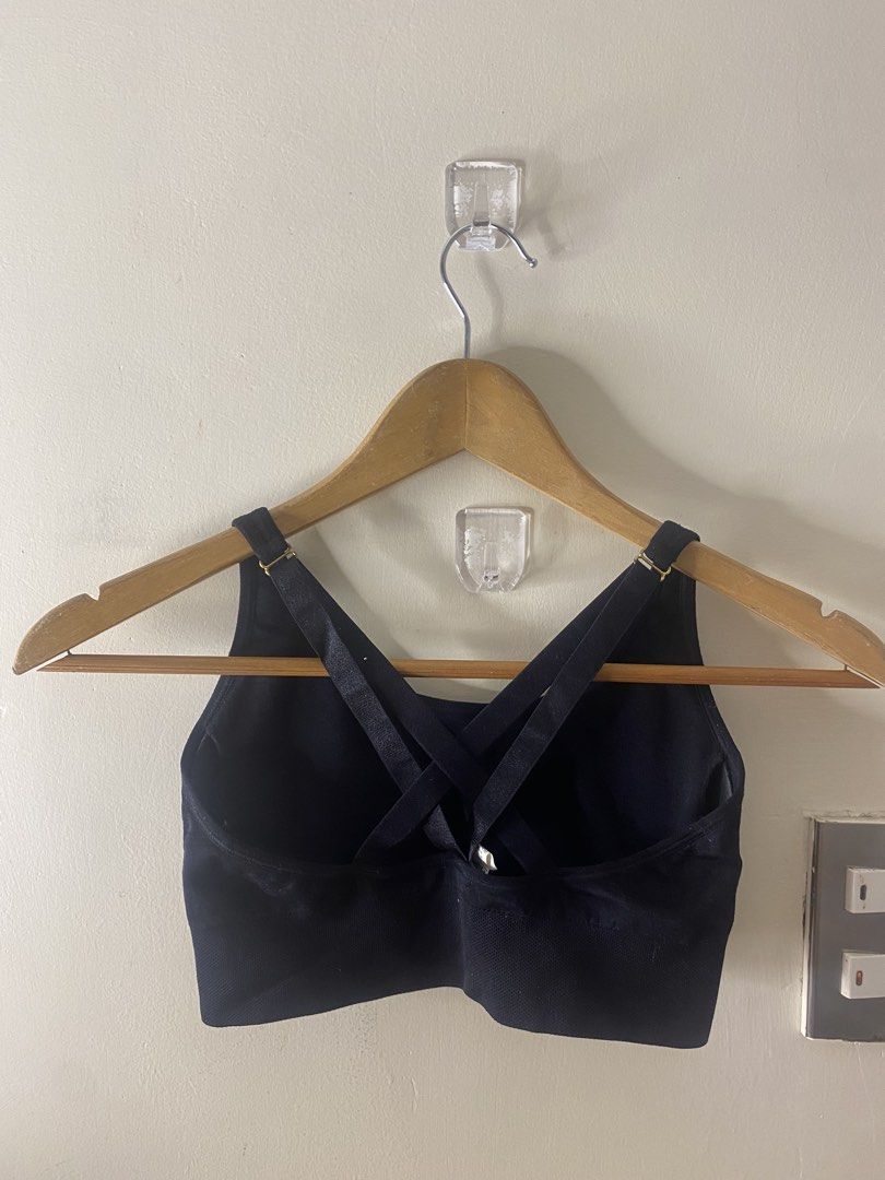 PU golden-logo padded S a9 (Category: Activewear) located in Baguio. Submitted by buyforless_2600 (Listing ID 1461425358, Image 3). Description: Puma Small Padded Like new .