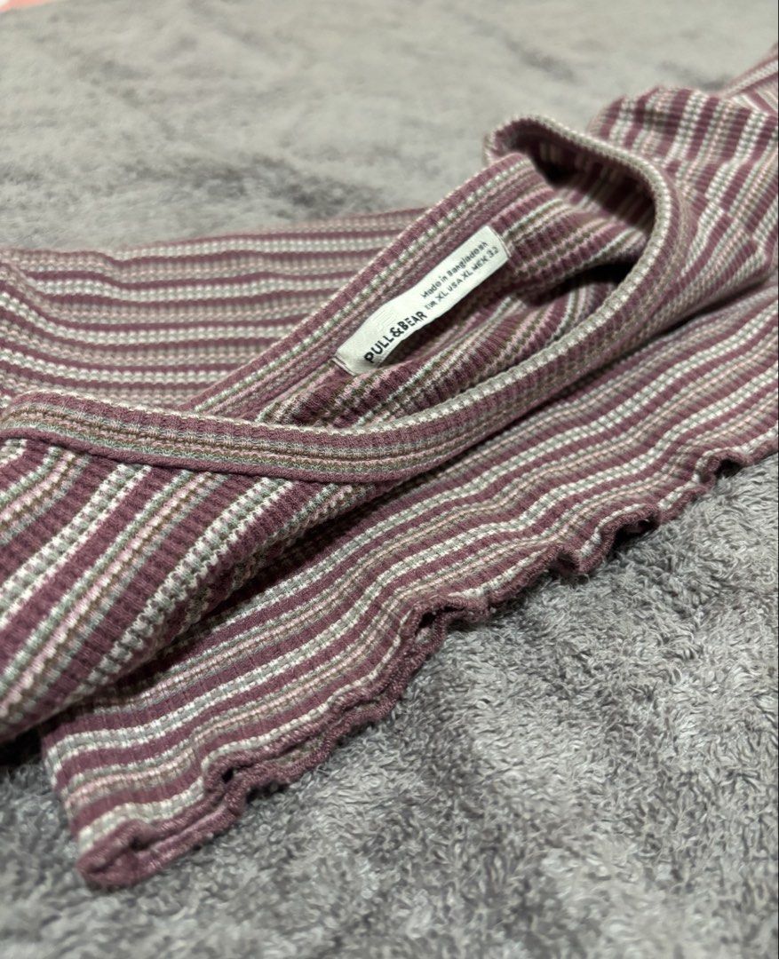 Pull & Bear Striped Long Sleeve Cropped Top (Category: Longsleeves) located in San Pedro. Submitted by luviestuff (Listing ID 1461437440, Image 2). Description: -Authentic -As is item -Strictly no return and refund.