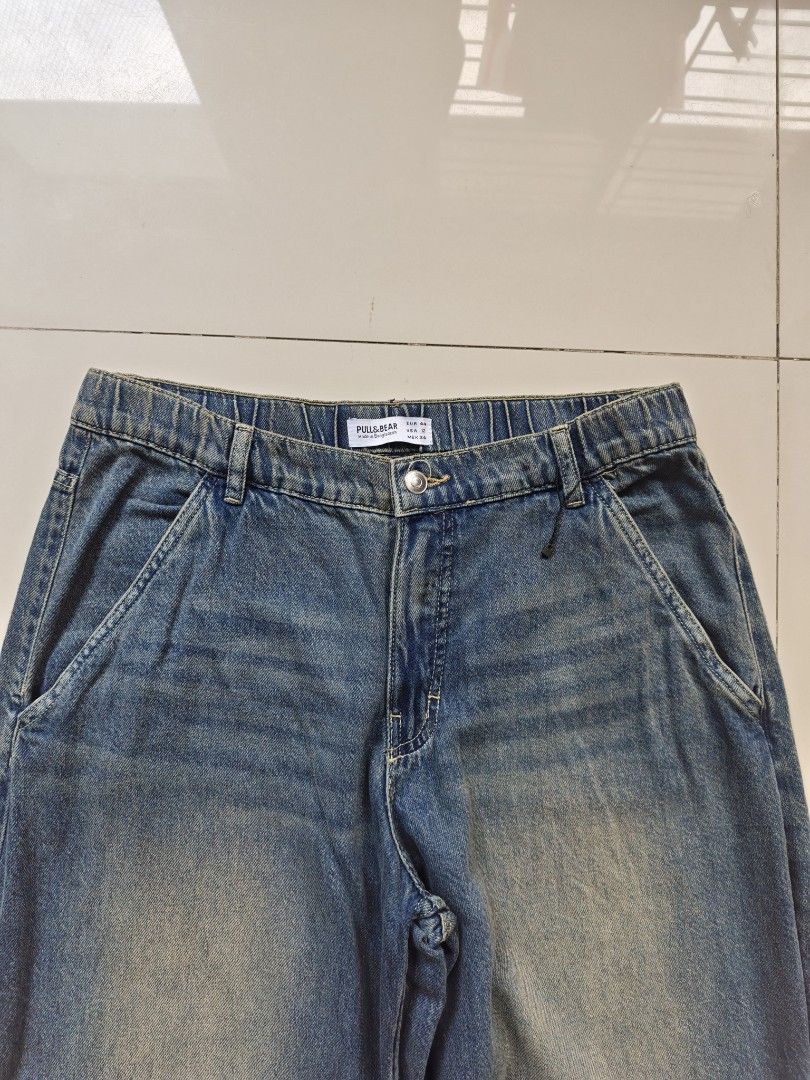 Unisex Pull & Bear Wide Leg Baggy Pants (Category: Jeans) located in Manila. Submitted by ely.things (Listing ID 1461399693, Image 3). Description: Unisex Pull & Bear Wide Leg Baggy Pants Waist 32-35 Length 41 Leg Opening 11.5 Thigh 14 ALL MEASUREMENTS ARE IN INCHES Location: Ususan, Taguig City 🏦Mode of payment ✅Maya ✅GCASH ✅MariBank ✅CIMB ✅BPI ✅GOTYME 🛵Same day delivery via: ✅Lalamove ✅Grab express or you can pick up.