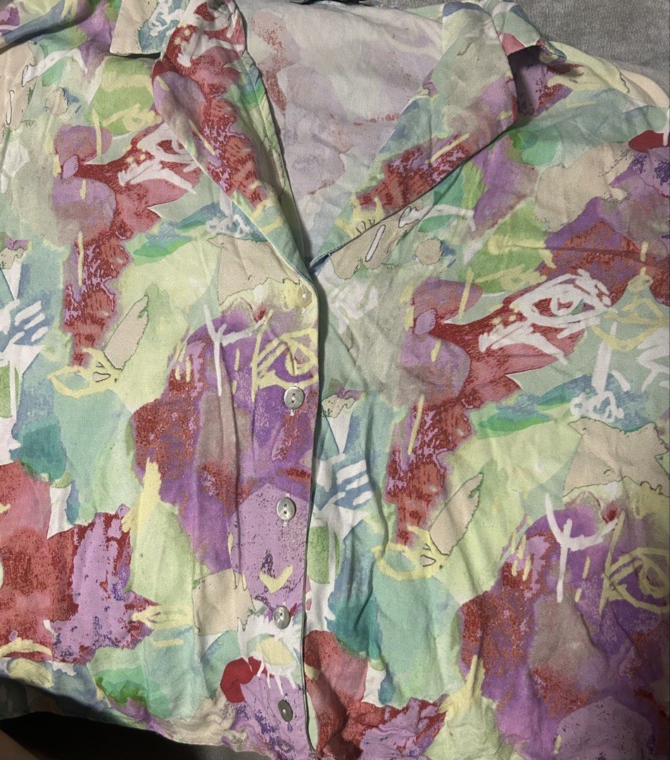 PULL&BEAR (Category: Blouses) located in Davao. Submitted by sart0ria85 (Listing ID 1461536713, Image 3). Description: A camp shirt in crop style. With abstracts of green, violets and reds. 100% RAYON MADE IN TUNISIA 🇹🇳 SMALL. Size 6 EXCELLENT CONDITION (94/100).