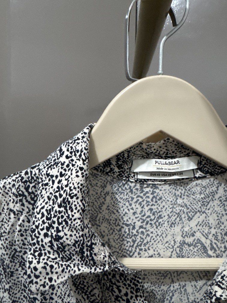 Pull&Bear Printed Cropped Longsleeves (Category: Longsleeves) located in Mexico. Submitted by studioleraph (Listing ID 1461459193, Image 3). Description: 🛍️ Perfect for your personal wardrobe or reseller business 🫶 👗 The actual item being sold is the original garment shown in the product photos. Small differences in fit, drape, color, texture, or details may occur. 💌 Condition: • Preloved; Please wash the items before wearing. • Please manage