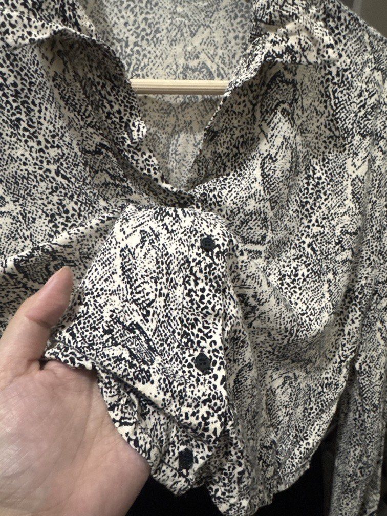 Pull&Bear Printed Cropped Longsleeves (Category: Longsleeves) located in Mexico. Submitted by studioleraph (Listing ID 1461459193, Image 2). Description: 🛍️ Perfect for your personal wardrobe or reseller business 🫶 👗 The actual item being sold is the original garment shown in the product photos. Small differences in fit, drape, color, texture, or details may occur. 💌 Condition: • Preloved; Please wash the items before wearing. • Please manage