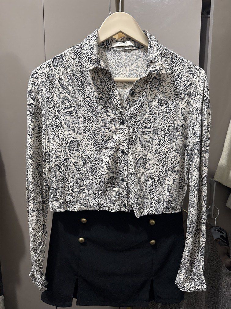 Pull&Bear Printed Cropped Longsleeves (Category: Longsleeves) located in Mexico. Submitted by studioleraph (Listing ID 1461459193, Image 1). Description: 🛍️ Perfect for your personal wardrobe or reseller business 🫶 👗 The actual item being sold is the original garment shown in the product photos. Small differences in fit, drape, color, texture, or details may occur. 💌 Condition: • Preloved; Please wash the items before wearing. • Please manage