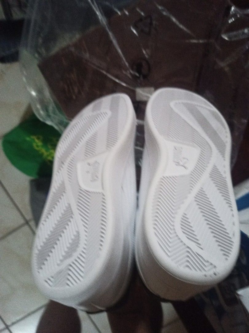 Puma White Sneakers with Green Accent (Category: Casual Shoes) located in Manila. Submitted by mckenzieli29894 (Listing ID 1461400058, Image 3). Description: - White Puma sneakers - Features a green accent on the heel - Includes the Puma logo - Soles are clean - Ideal for casual wear - Ready for a new owner.