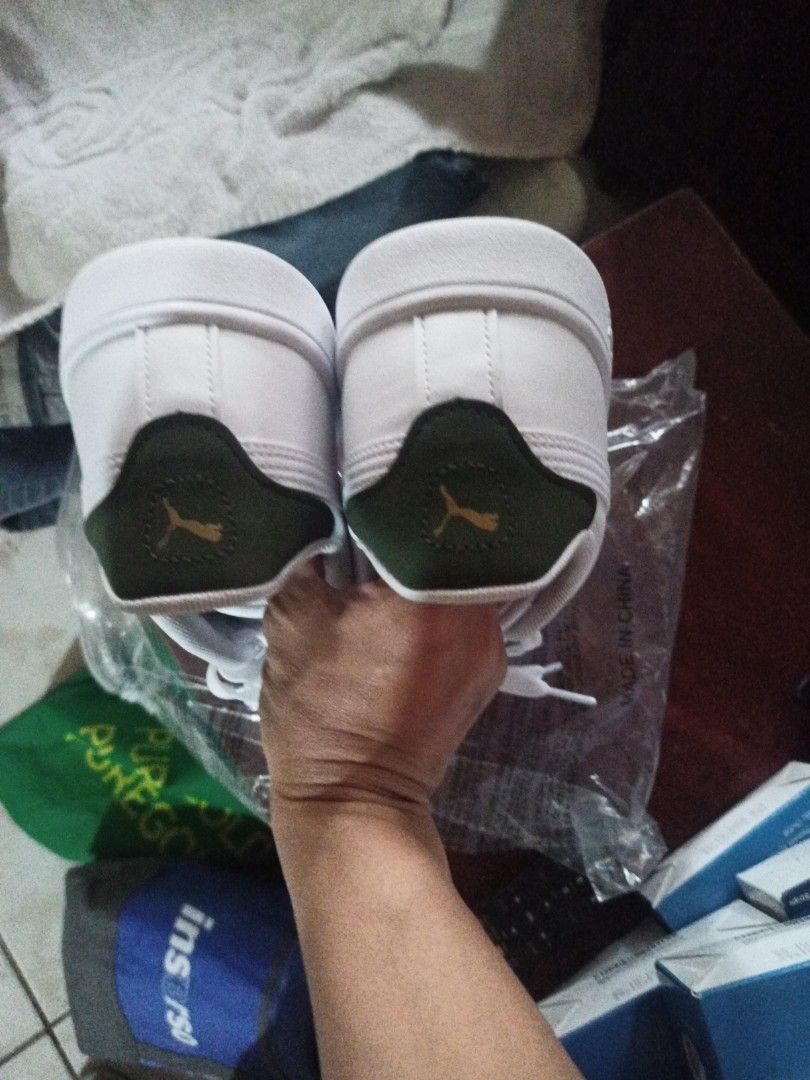 Puma White Sneakers with Green Accent (Category: Casual Shoes) located in Manila. Submitted by mckenzieli29894 (Listing ID 1461400058, Image 2). Description: - White Puma sneakers - Features a green accent on the heel - Includes the Puma logo - Soles are clean - Ideal for casual wear - Ready for a new owner.