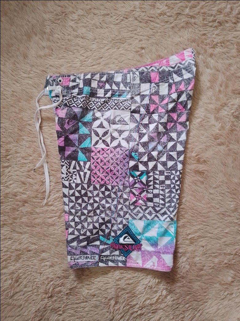 Quiksilver Boardshorts (Category: Swim Trunks & Board Shorts) located in Cebu City. Submitted by thrift.by_mar (Listing ID 1461369499, Image 3). Description: - excellent condition - 32 x 21 - leg opening 11 - issue faded tags - needwash - no pinhole or scratch.