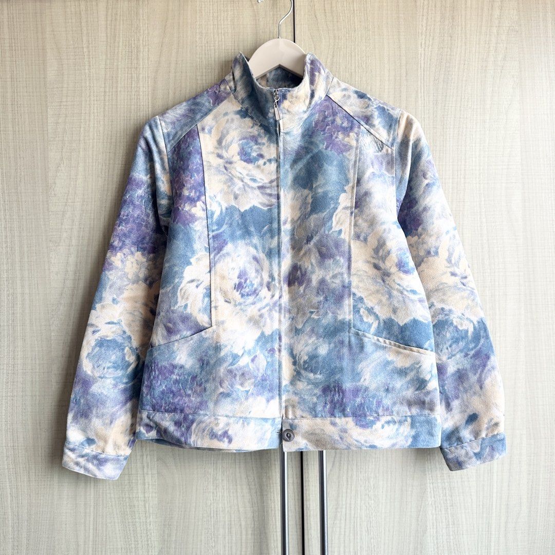 Rare Structured Suede Jacket (Category: Coats, Jackets and Outerwear) located in Makati City. Submitted by alilbitofeverything.ph (Listing ID 1461374719, Image 3). Description: 📍Makati Size: small-medium No flaws .