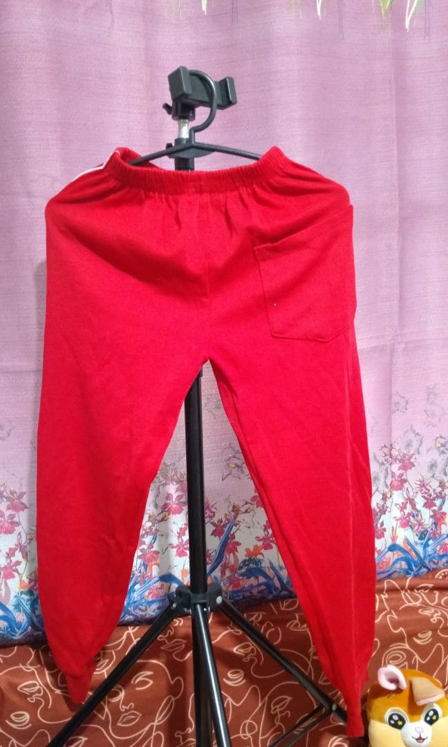 RED Jogging pants (Category: Joggers) located in Manila. Submitted by rarefire-9644 (Listing ID 1461377417, Image 1). Description: Red jogging pants size 16 for boys 8 to 10 years old..