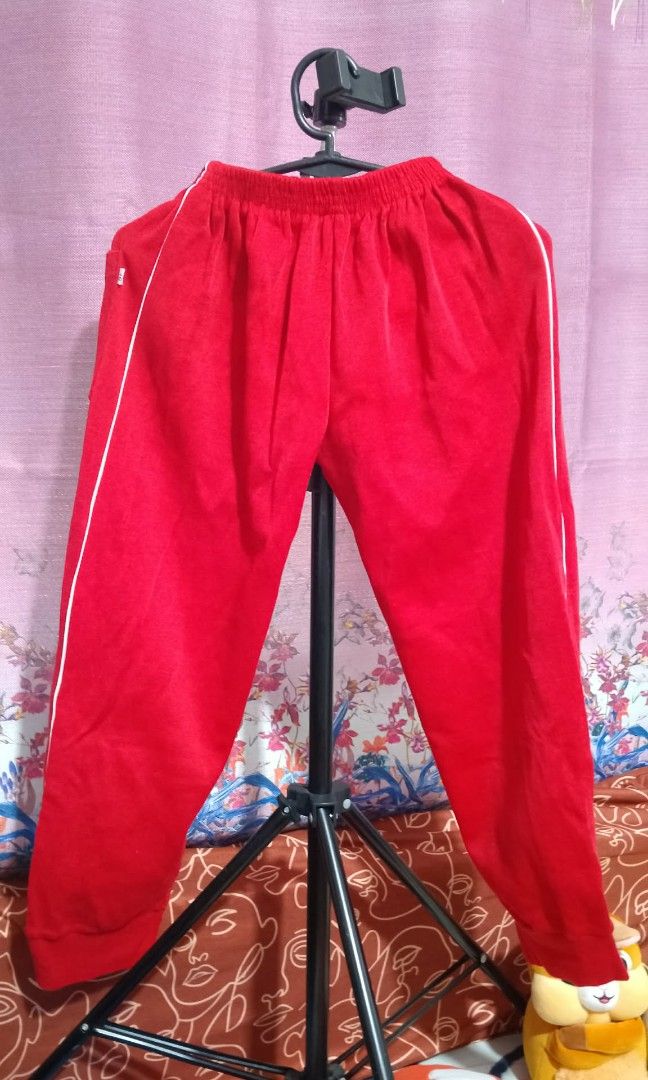 RED Jogging pants (Category: Joggers) located in Manila. Submitted by rarefire-9644 (Listing ID 1461377417, Image 2). Description: Red jogging pants size 16 for boys 8 to 10 years old..