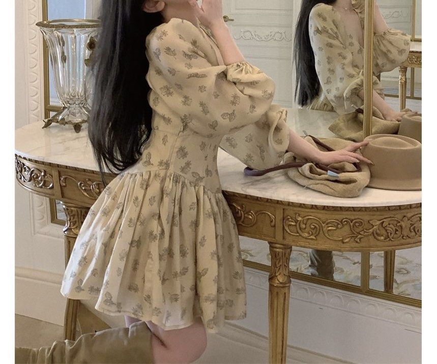 Retro style Short Dress (Category: Dresses) located in Manila. Submitted by prelovedshop0818 (Listing ID 1461386818, Image 3). Description: .