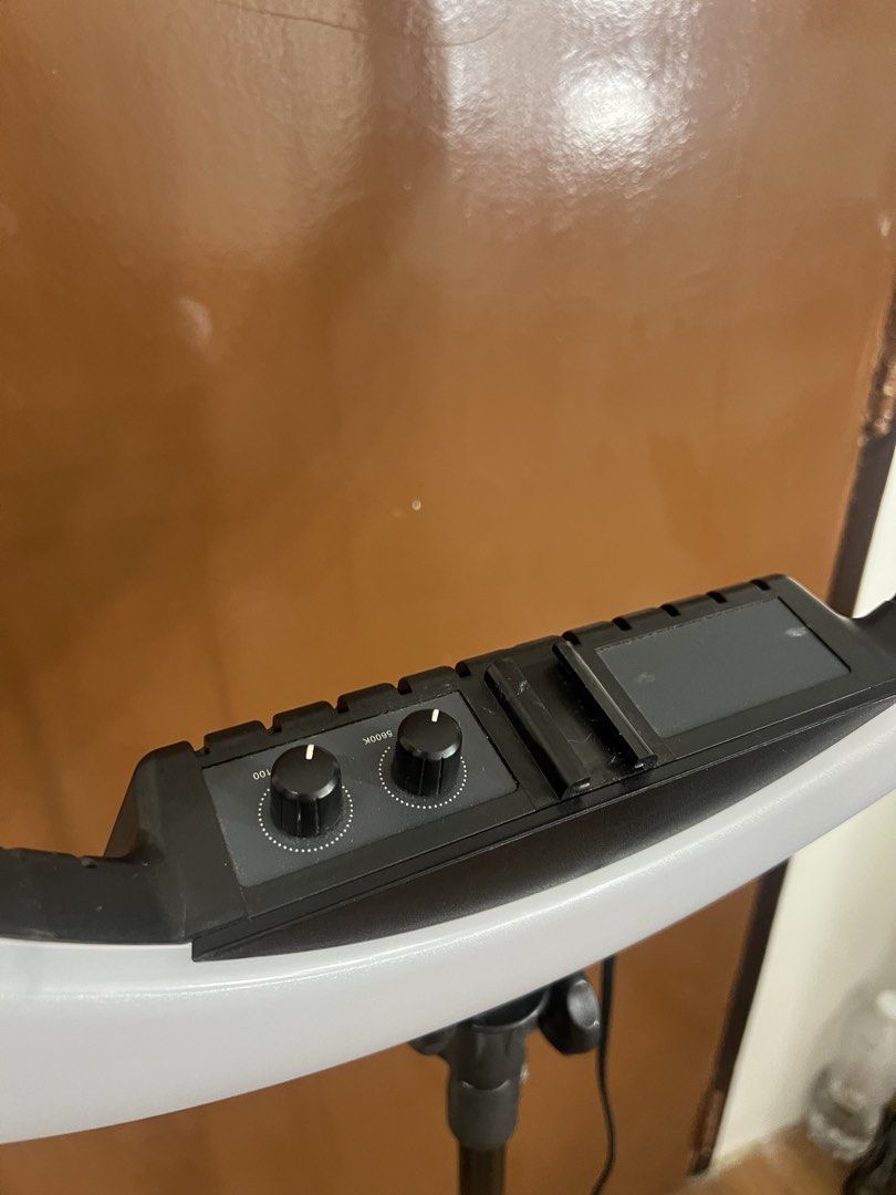 Ring Light (Category: Lighting) located in Manila. Submitted by l1lbaddie (Listing ID 1461533245, Image 2). Description: Issue: - middle screw is stuck - negotiable.