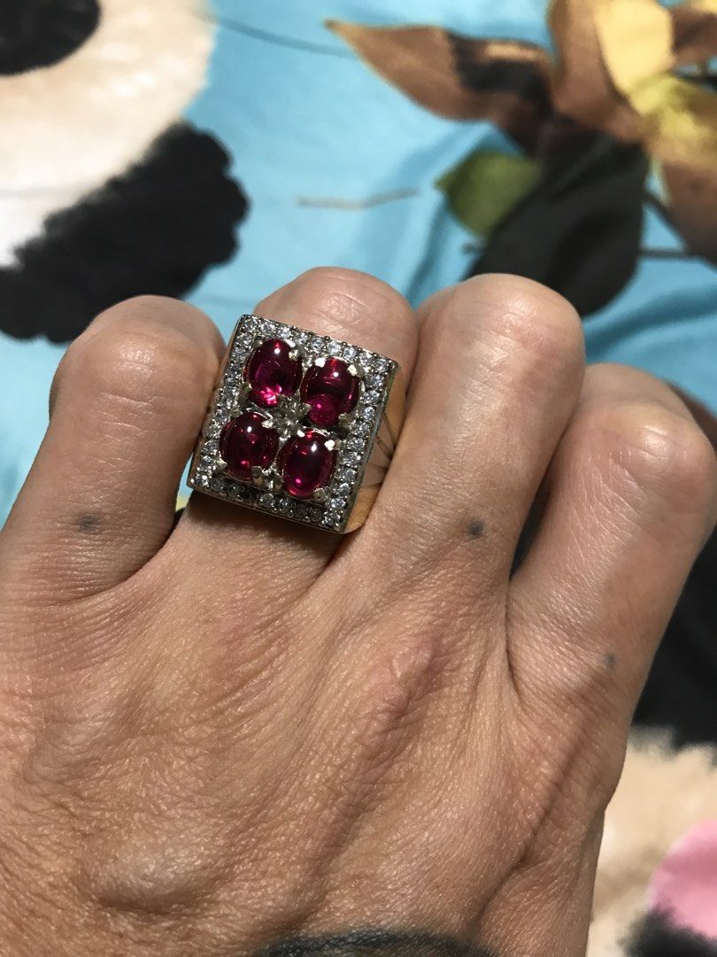 Ruby ring with certificate (Category: Jewelry) located in Singapore. Submitted by lawrencelucifer81 (Listing ID 1461460237, Image 1). Description: .