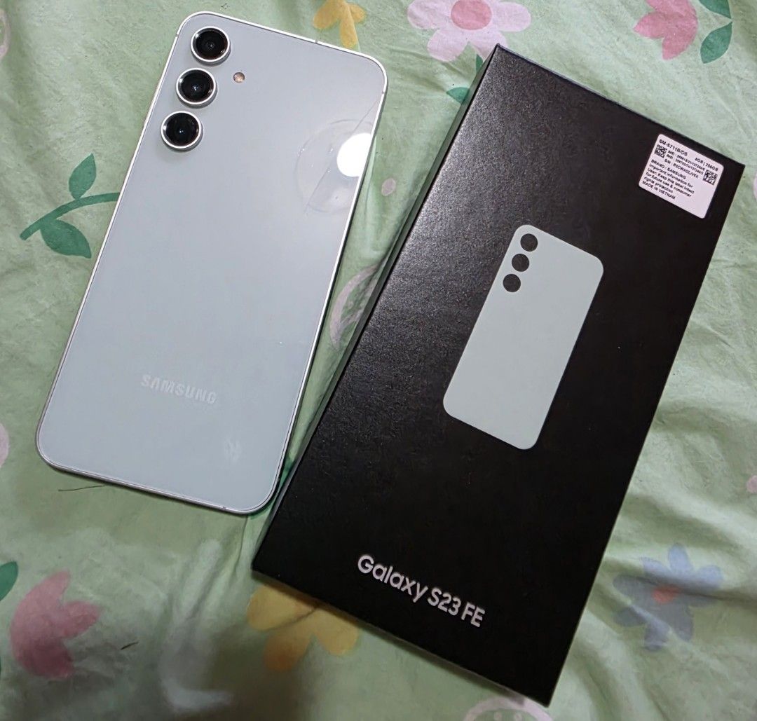 S23 FE | Mint Green | 8 gb | 256 mb (Category: Samsung) located in Quezon City. Submitted by kr1stel (Listing ID 1461368780, Image 1). Description: - Samsung S23 FE with box - Color: Mint Green - RAM: 8GB - Storage: 256GB - RFS: phone upgrade, extra phone - not network locked - cord not included since it has been used and abused - minor cosmetic issues (likely due to the casing): faint chip on the upper right and lower left corners (see last phot