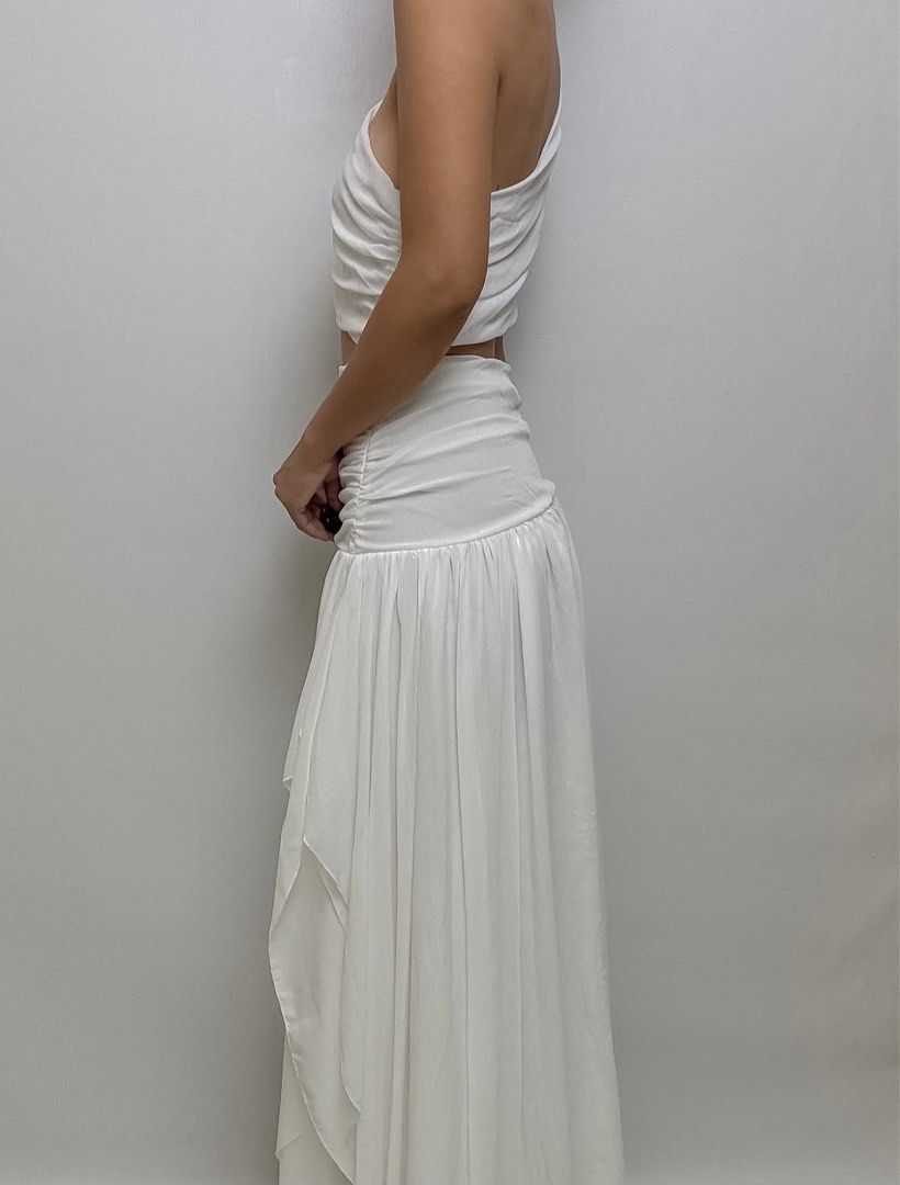 Sale🌺 (Category: Dresses) located in San Juan City. Submitted by jeane_de_arcc (Listing ID 1461341492, Image 3). Description: Hq Cut-out Beach Wedding One-shoulder Dress -lined, heavyweight B:30-32” W:23-28” MODEL: 5’5.