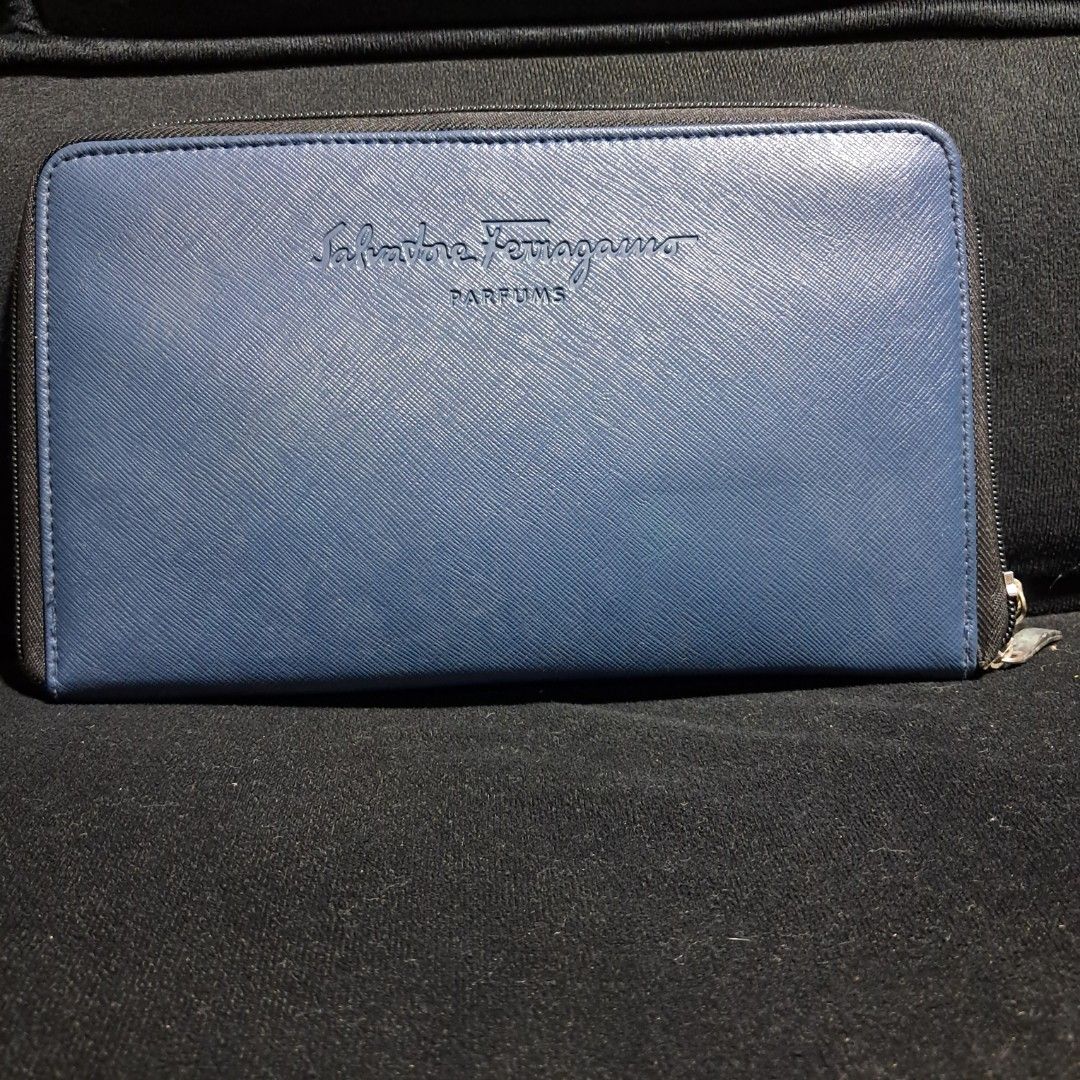Salvatore Ferragamo Multi-case (Category: Luxury Bags & Wallets) located in Butuan. Submitted by fabchichub (Listing ID 1461463784, Image 1). Description: This is a multi-case from Ferragamo. It would also be lovely as a mother and child health record book case (^^) or a multipurpose case. Size: Width approx. 26cm Height approx. 15cm Depth: approx. 2cm.