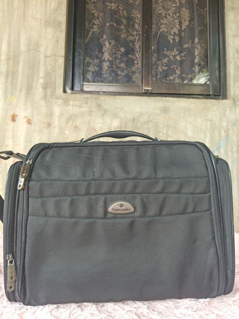 Samsonite briefcase luggage bag (Category: Briefcases) located in Manila. Submitted by ukay-ukaybylyn (Listing ID 1461333708, Image 1). Description: flaws sa last picture ganda neto malaki at matibay.