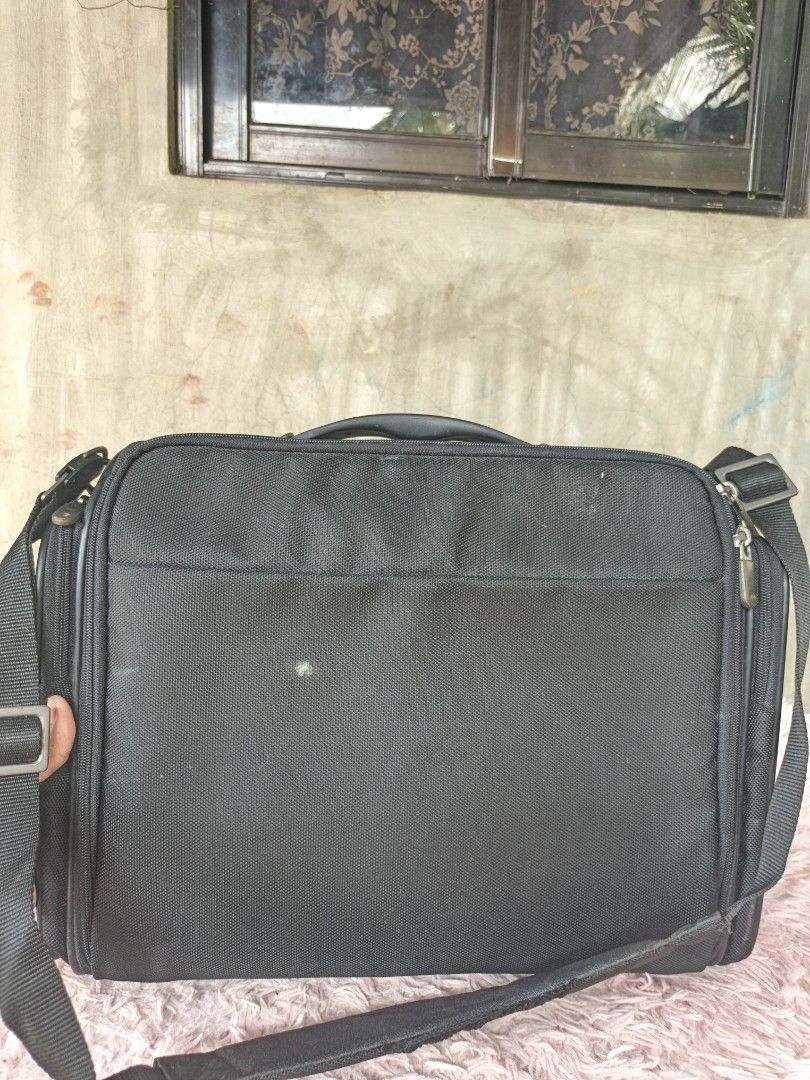 Samsonite briefcase luggage bag (Category: Briefcases) located in Manila. Submitted by ukay-ukaybylyn (Listing ID 1461333708, Image 2). Description: flaws sa last picture ganda neto malaki at matibay.