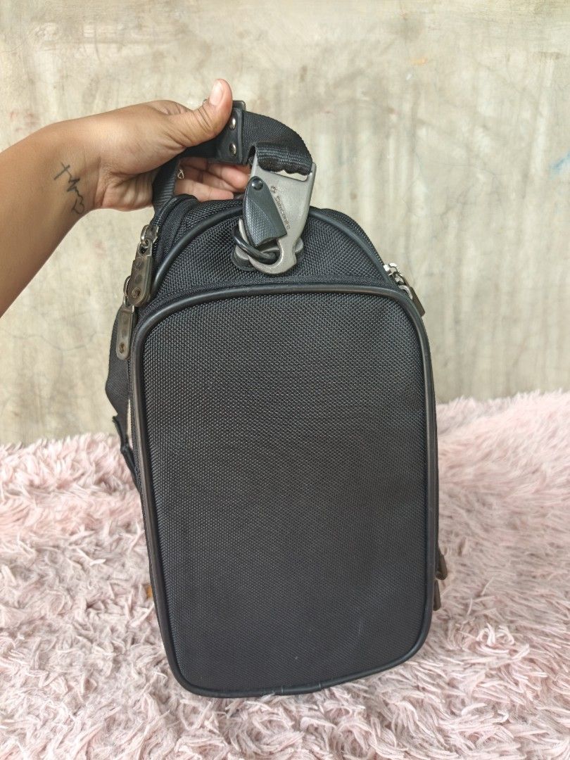 Samsonite briefcase luggage bag (Category: Briefcases) located in Manila. Submitted by ukay-ukaybylyn (Listing ID 1461333708, Image 3). Description: flaws sa last picture ganda neto malaki at matibay.