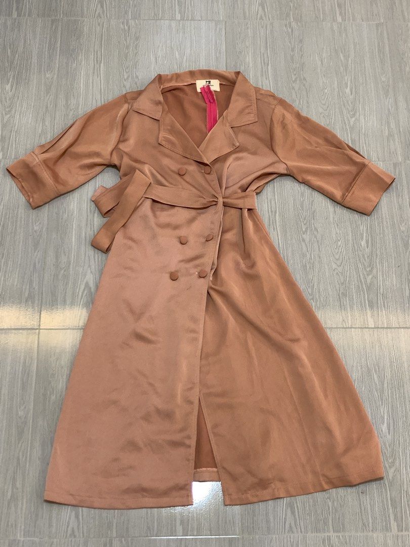Satin Double-Breasted Trench Coat with Belt (Category: Coats, Jackets and Outerwear) located in La Trinidad. Submitted by gemyi (Listing ID 1461518633, Image 1). Description: - Lightweight satin trench coat - Soft, muted rose gold color - Double-breasted with button closure - Includes matching belt to cinch the waist - Three-quarter sleeves - Ideal for layering over any outfit for a chic look.
