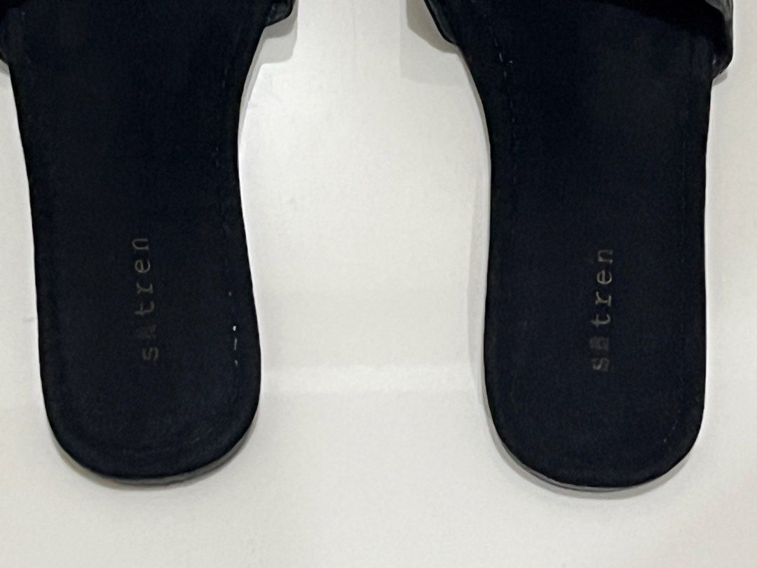 Satren Black Textured Slides — US 7 (Category: Slippers and slides) located in Manila. Submitted by everythingbrandedpreloved_ (Listing ID 1461404849, Image 3). Description: Satren black slides, worn only once 🖤 Bought from Artefino Brand: Satren (Filipino brand) Color: Black / charcoal Condition: Like new — worn once • Minimal, easy-to-style silhouette • Textured mixed-pattern strap • Subtle Satren branding on the footbed • Unique multi-texture