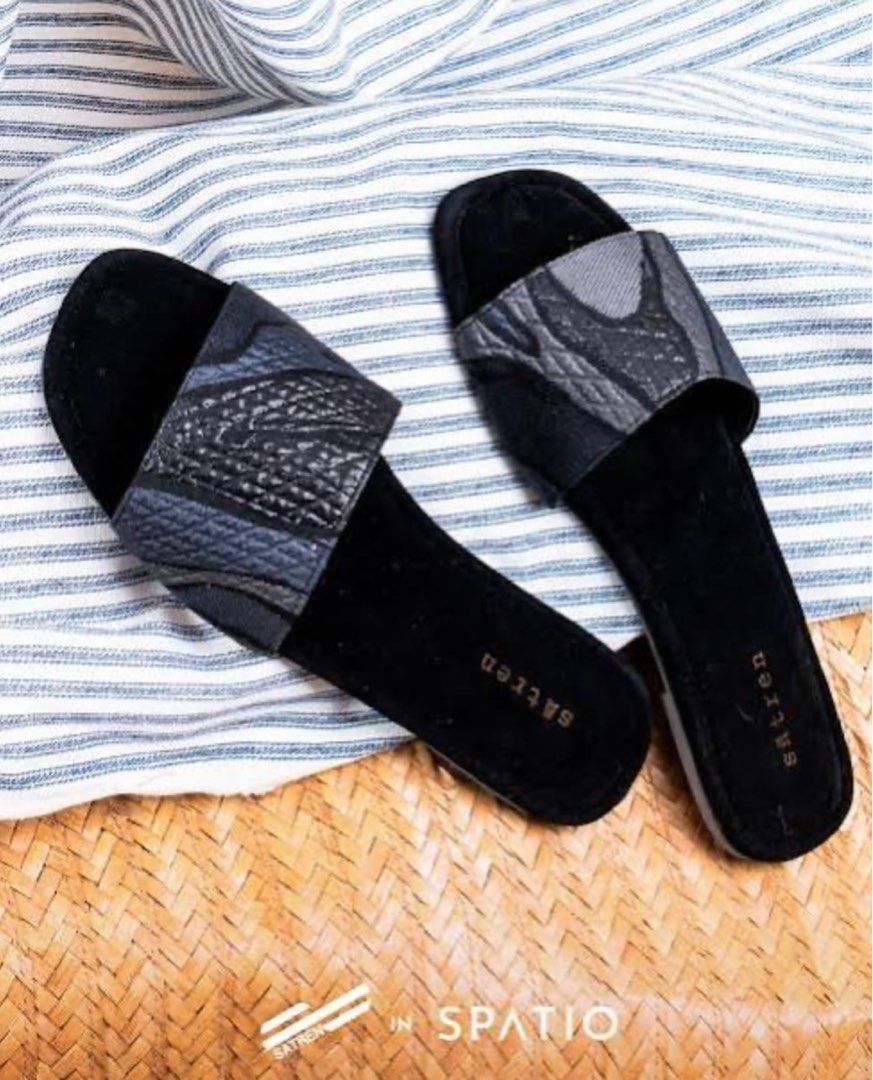 Satren Black Textured Slides — US 7 (Category: Slippers and slides) located in Manila. Submitted by everythingbrandedpreloved_ (Listing ID 1461404849, Image 1). Description: Satren black slides, worn only once 🖤 Bought from Artefino Brand: Satren (Filipino brand) Color: Black / charcoal Condition: Like new — worn once • Minimal, easy-to-style silhouette • Textured mixed-pattern strap • Subtle Satren branding on the footbed • Unique multi-texture