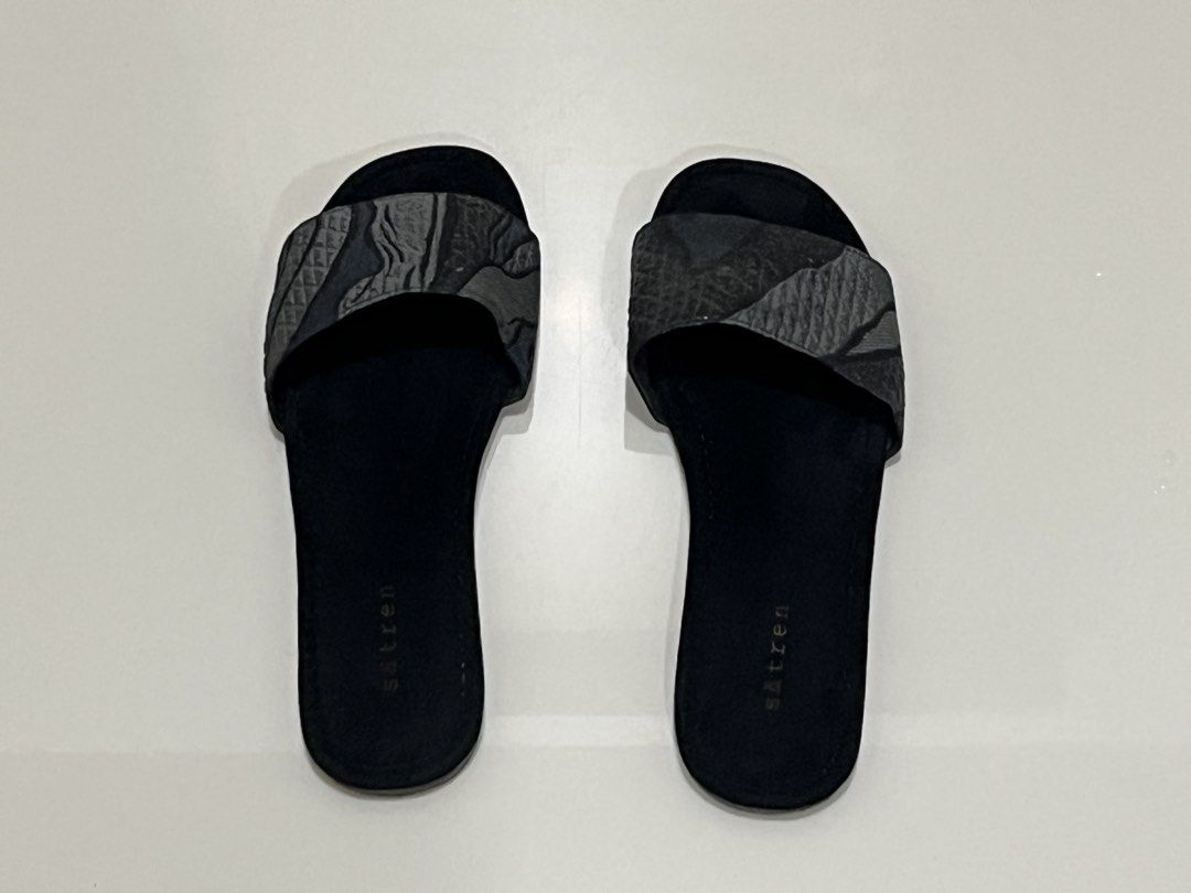Satren Black Textured Slides — US 7 (Category: Slippers and slides) located in Manila. Submitted by everythingbrandedpreloved_ (Listing ID 1461404849, Image 2). Description: Satren black slides, worn only once 🖤 Bought from Artefino Brand: Satren (Filipino brand) Color: Black / charcoal Condition: Like new — worn once • Minimal, easy-to-style silhouette • Textured mixed-pattern strap • Subtle Satren branding on the footbed • Unique multi-texture