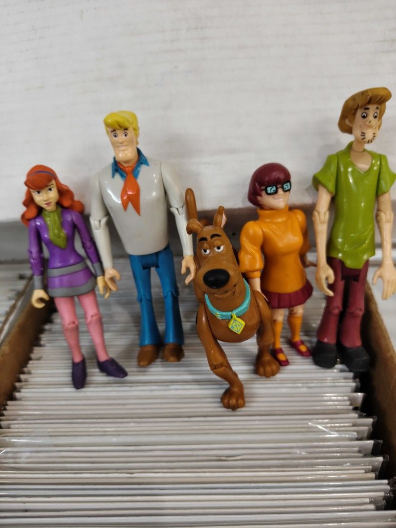 Scooby-Doo Mystery Machine Van with Figures (Category: Vehicle & Diecast Models) located in Manila. Submitted by aterizz (Listing ID 1461441779, Image 2). Description: - Classic Mystery Machine van from Scooby-Doo - Includes all main characters: Scooby, Shaggy, Daphne, Velma, and Fred - Van opens up to fit the characters inside - Comes with surfboards and a roof rack - Ideal for Scooby-Doo fans - Great for playtime or display purposes.