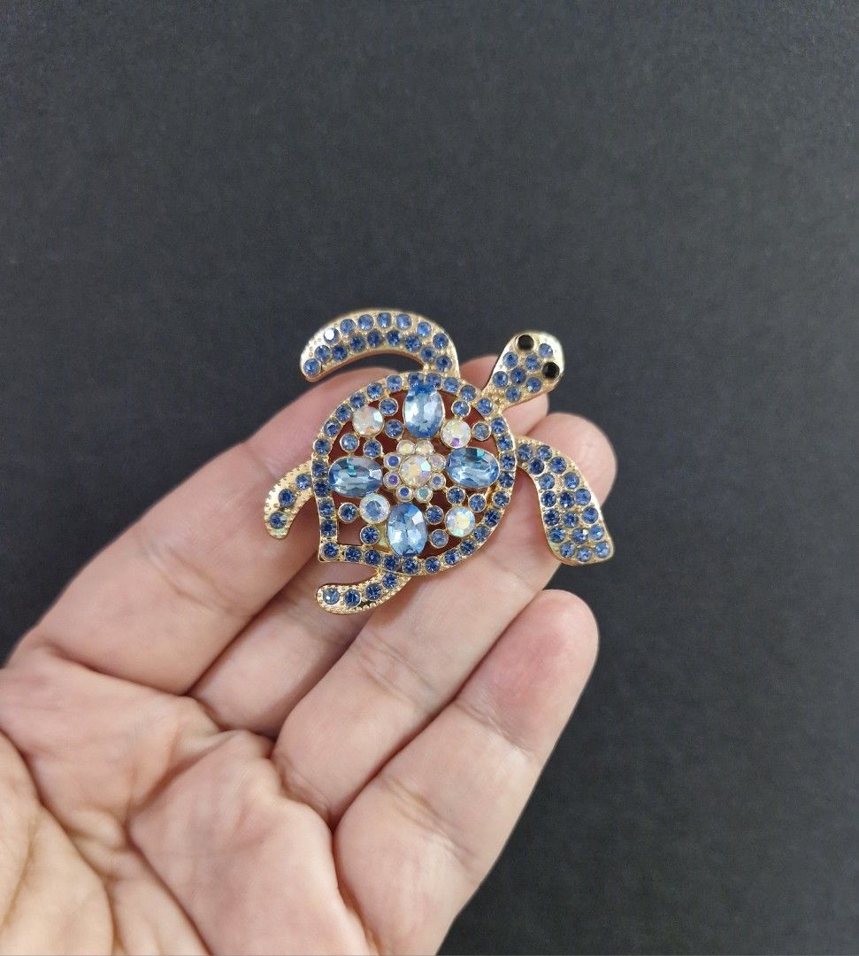 Sea Turtle Brooch 4 (Category: Brooches) located in Taguig. Submitted by mommaschoice (Listing ID 1461358487, Image 2). Description: Brand New Unisex use Adorned w/ Blue Rhinestones Ships nationwide.