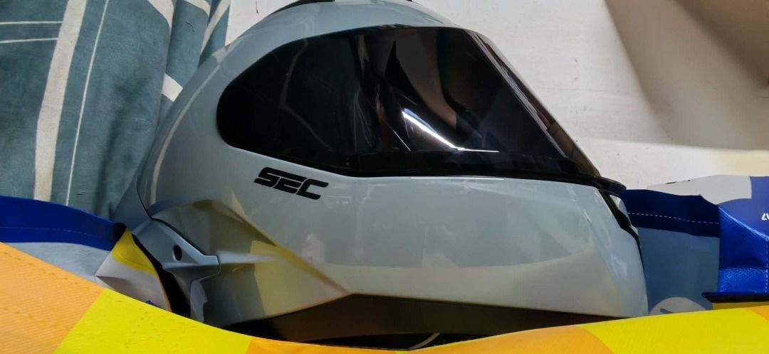 Sec envivo Glossy Gray size Large (Category: Helmets and other Riding Gears) located in Manila. Submitted by rohm0019 (Listing ID 1461390076, Image 1). Description: paranaque for sale large envivo sec helmet large glossy gray see pic almost brandnew isang beses lang ginamit halos sinukat lang pm me paranaque area inclusiob: helmet box extra visor helmet bag .
