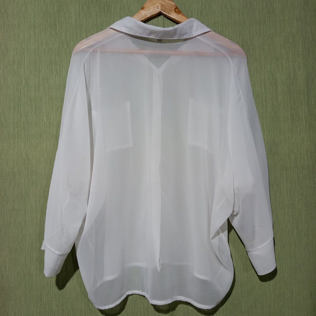 See-through White Long Sleeve (Category: Tshirts & Polo Shirts ) located in Caloocan City. Submitted by anghelou (Listing ID 1461366471, Image 2). Description: - Lightweight fabric - Perfect for layering/pamatong - Ideal for swimming outing/summer outing * You can dm me to send you other photos/videos for checking the condition. * Negotiable for sure buyer!.