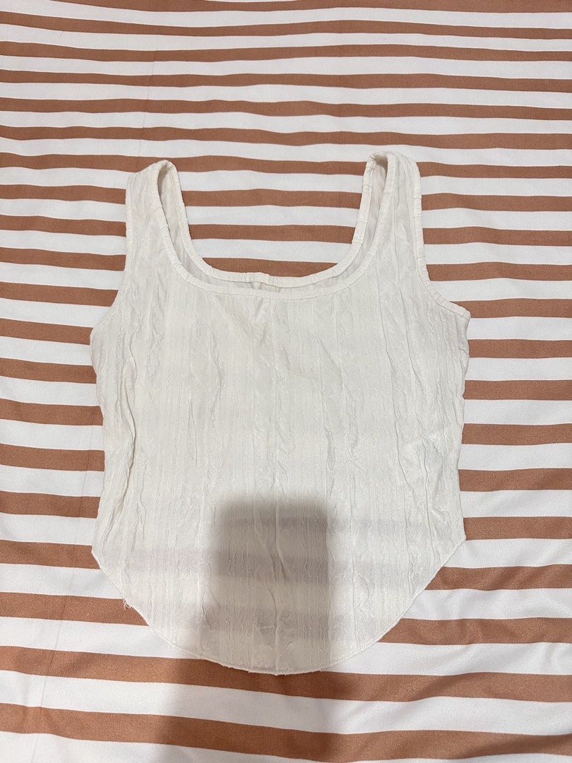 Shein White Crop Top (Category: Sleeveless) located in Valenzuela. Submitted by shopbychacha (Listing ID 1461383303, Image 1). Description: Shein White Crop Top Can fit from XS to S.