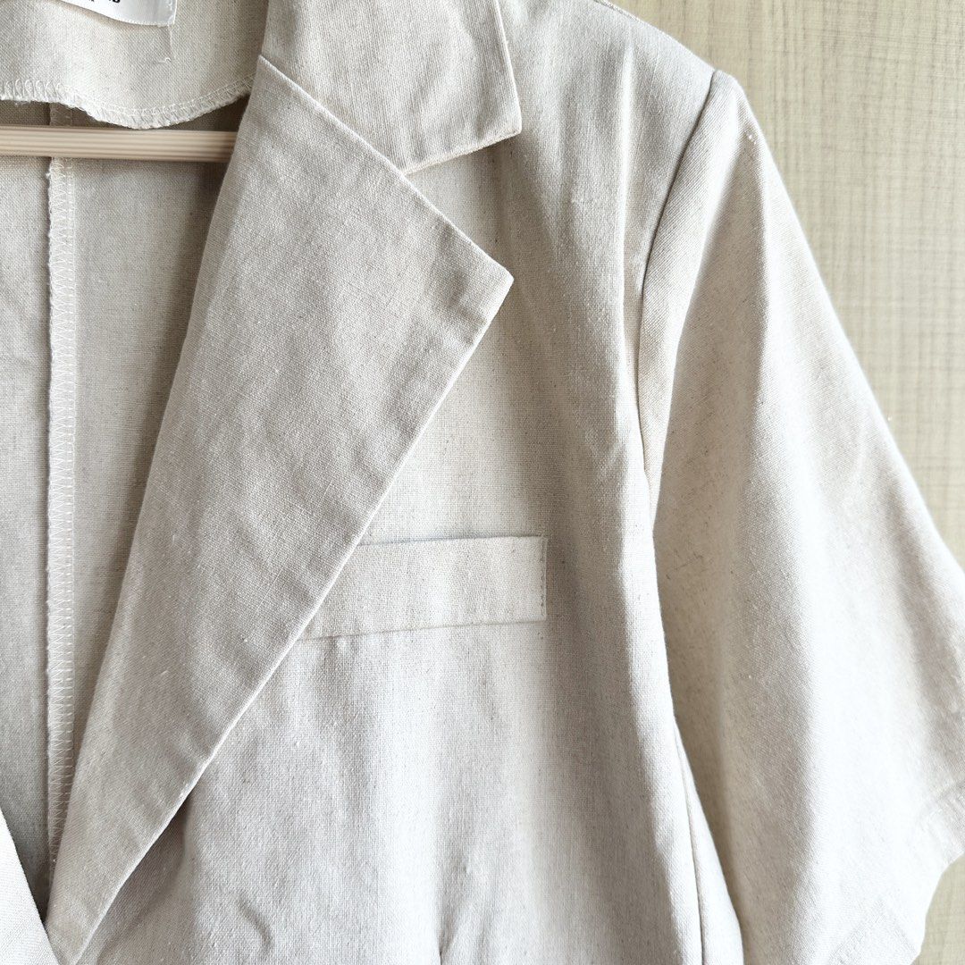 Short Sleeved Linen Blazer (Category: Coats, Jackets and Outerwear) located in Makati City. Submitted by alilbitofeverything.ph (Listing ID 1461366514, Image 2). Description: 📍Makati Size: medium No flaws.