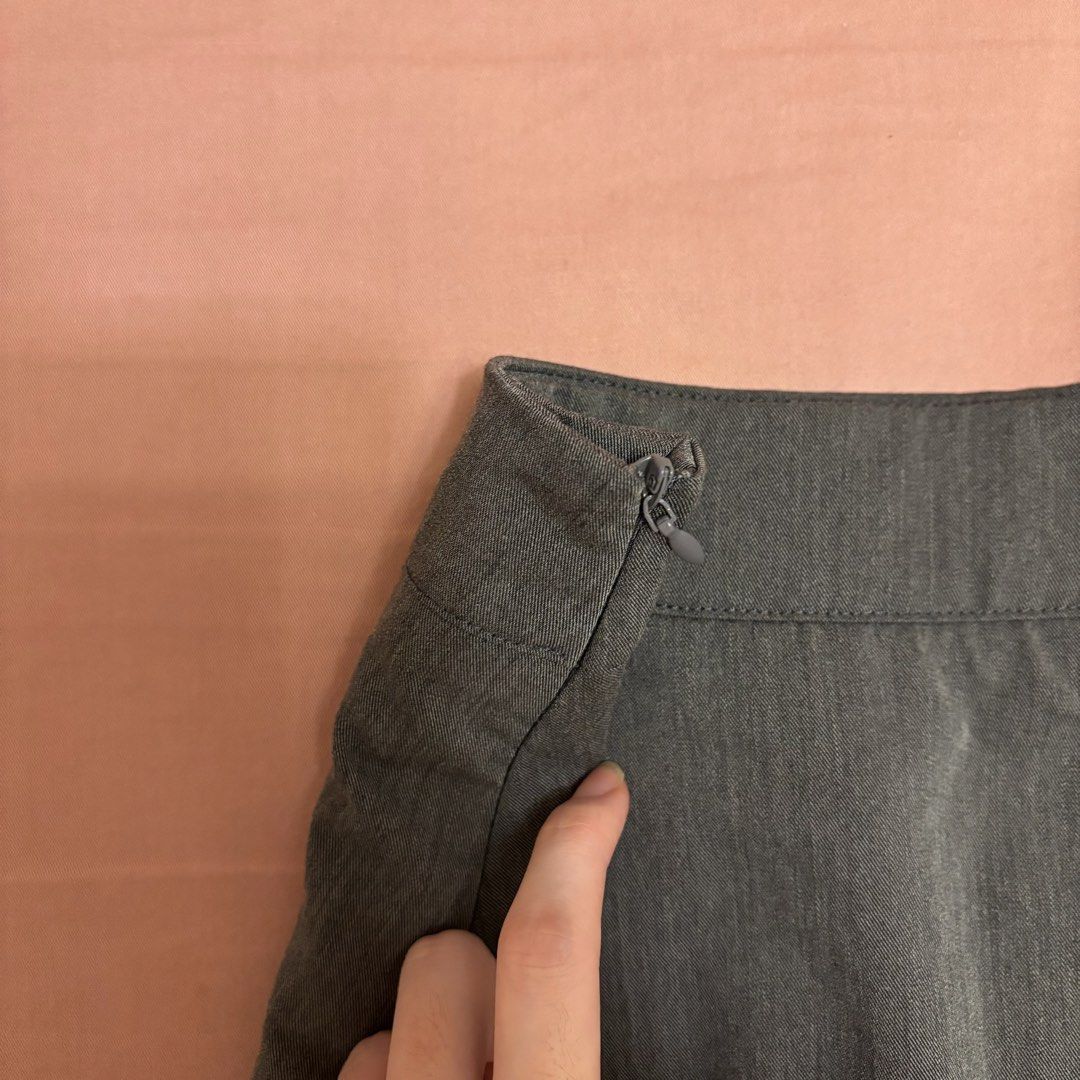 Simple minimalistic basic neutral everyday cute gray pleated mini skirt (Category: Skirts) located in Quezon City. Submitted by fairycatss (Listing ID 1461407414, Image 3). Description: 📌PLEASE READ 🩰Goes with everything! 🩰Do not hesitate to ask questions 🩰Check my page for free items if purchase is over a certain amount :) 🩰Please do manage your expectations as these are preloved 🩰No cancellation/ refunds/ returns 💵Payment method: Gcash �