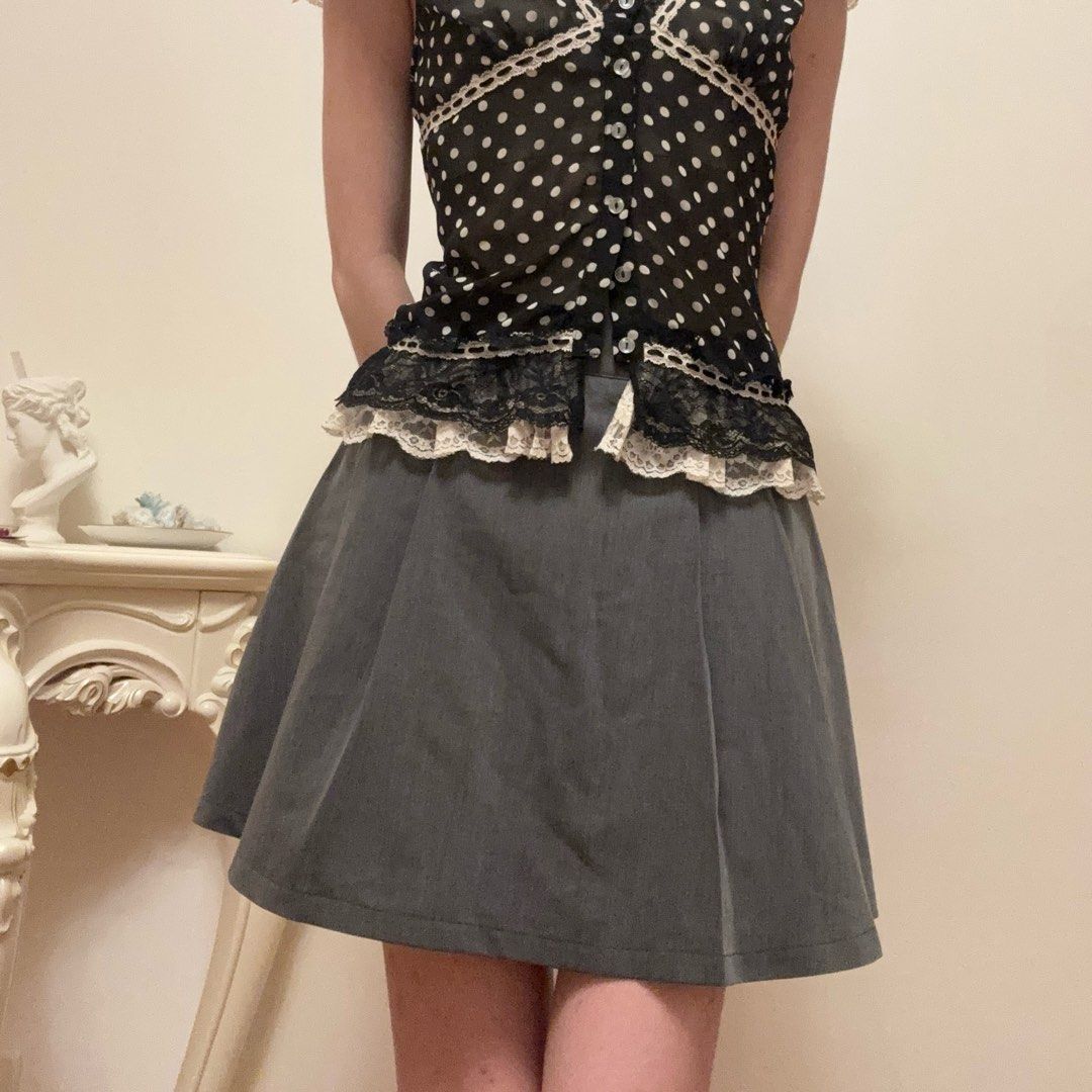Simple minimalistic basic neutral everyday cute gray pleated mini skirt (Category: Skirts) located in Quezon City. Submitted by fairycatss (Listing ID 1461407414, Image 1). Description: 📌PLEASE READ 🩰Goes with everything! 🩰Do not hesitate to ask questions 🩰Check my page for free items if purchase is over a certain amount :) 🩰Please do manage your expectations as these are preloved 🩰No cancellation/ refunds/ returns 💵Payment method: Gcash �