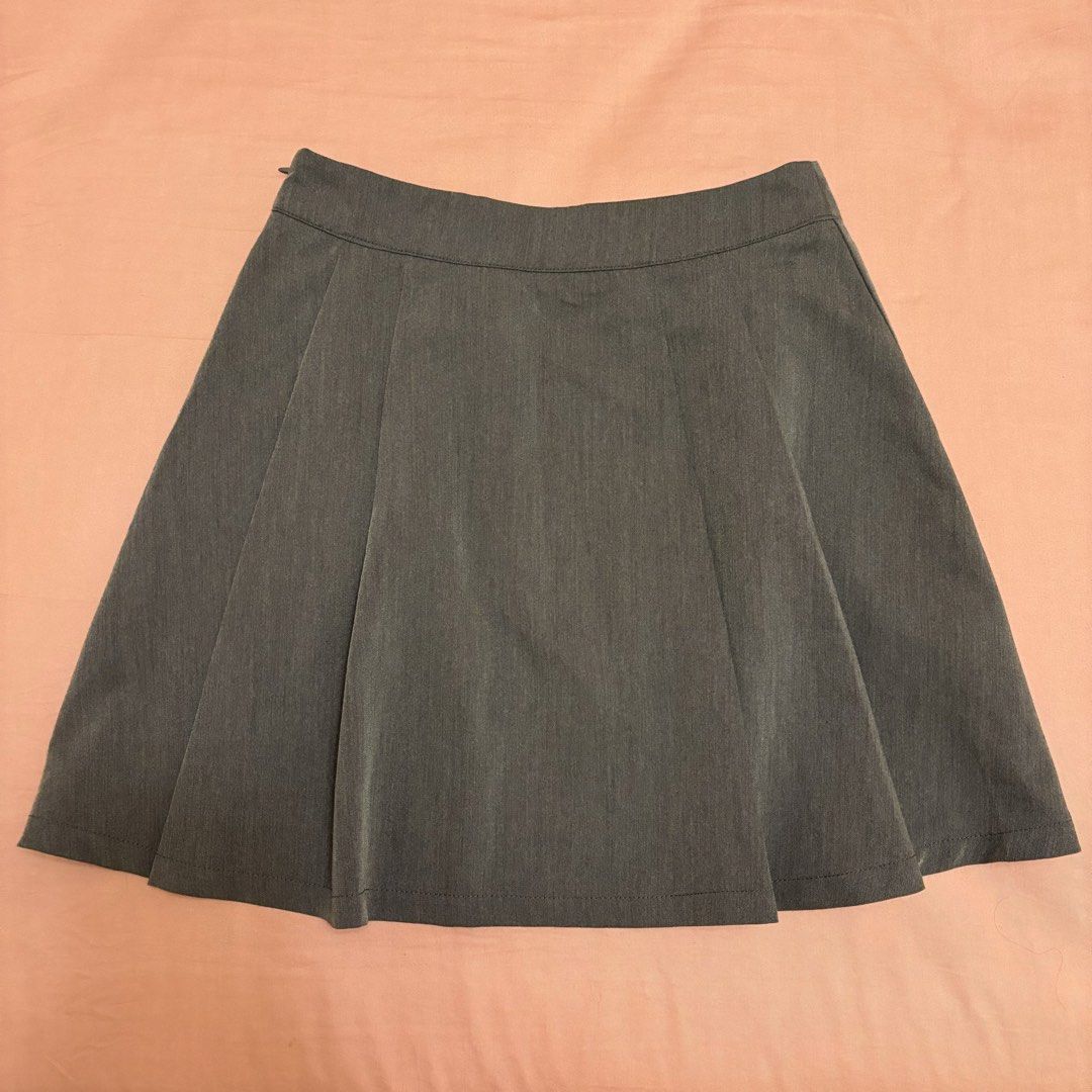 Simple minimalistic basic neutral everyday cute gray pleated mini skirt (Category: Skirts) located in Quezon City. Submitted by fairycatss (Listing ID 1461407414, Image 2). Description: 📌PLEASE READ 🩰Goes with everything! 🩰Do not hesitate to ask questions 🩰Check my page for free items if purchase is over a certain amount :) 🩰Please do manage your expectations as these are preloved 🩰No cancellation/ refunds/ returns 💵Payment method: Gcash �