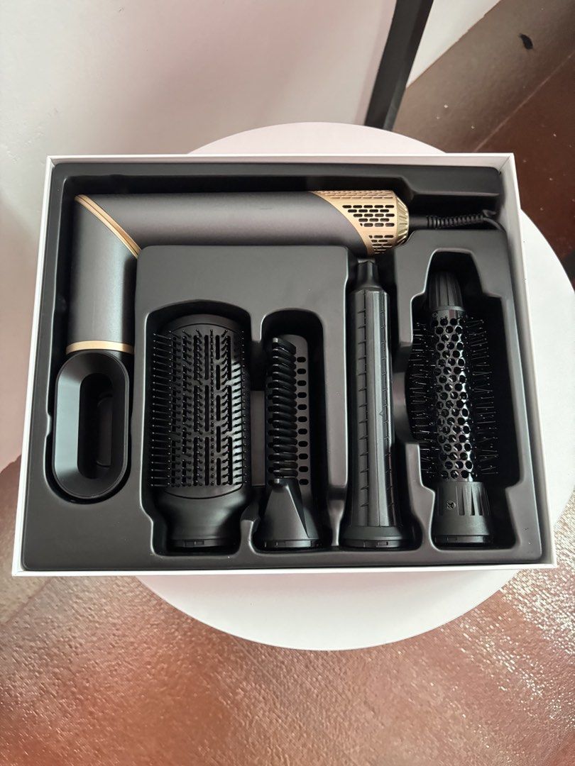 SIMPLUS 5-in-1 HAIR DRYER BRUSH MULTIFUNCTION STYLER (Category: Hair) located in Batangas. Submitted by nishiaoui_04 (Listing ID 1461333161, Image 2). Description: Condition: Good condition High Quality 📌 Barely Used (5x) 📌 Complete Tool with Box 📌 Actual item is shown in the photos 📌 Temperature Setting: 3 levels 📌Inclusion: Body, Dryer Nozzle, Oval Brush, Straightening Brush, Auto-Wrap Curler, Smoothing Brush 📍Issue : Has a visible crack 