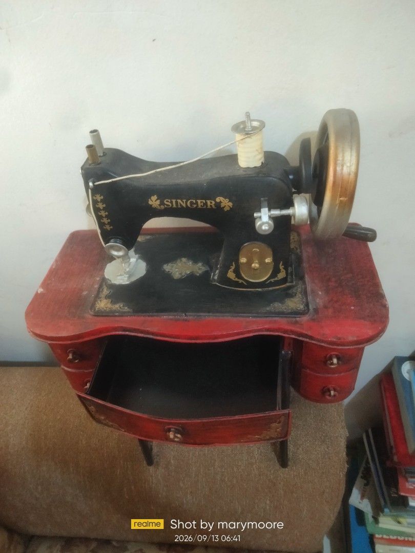 Singer table top display (Category: Vintage Collectibles) located in Manila. Submitted by moranolito25893 (Listing ID 1461324695, Image 2). Description: made of metal.